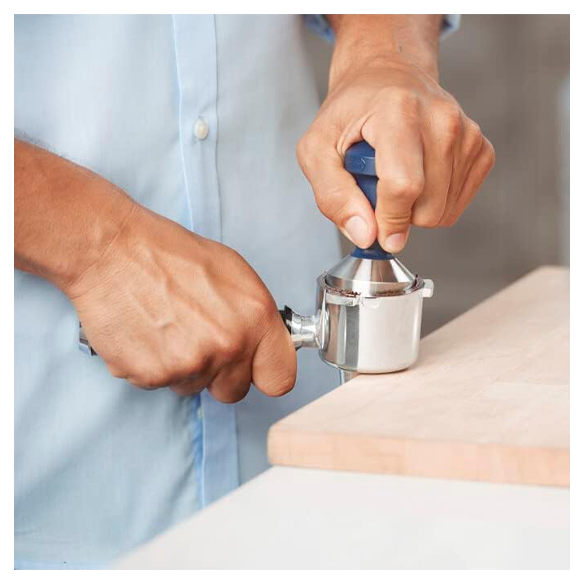 De'Longhi DLSC058 Kaffee-Tamper aus Edelstahl mit Holzgriff, blau/silber